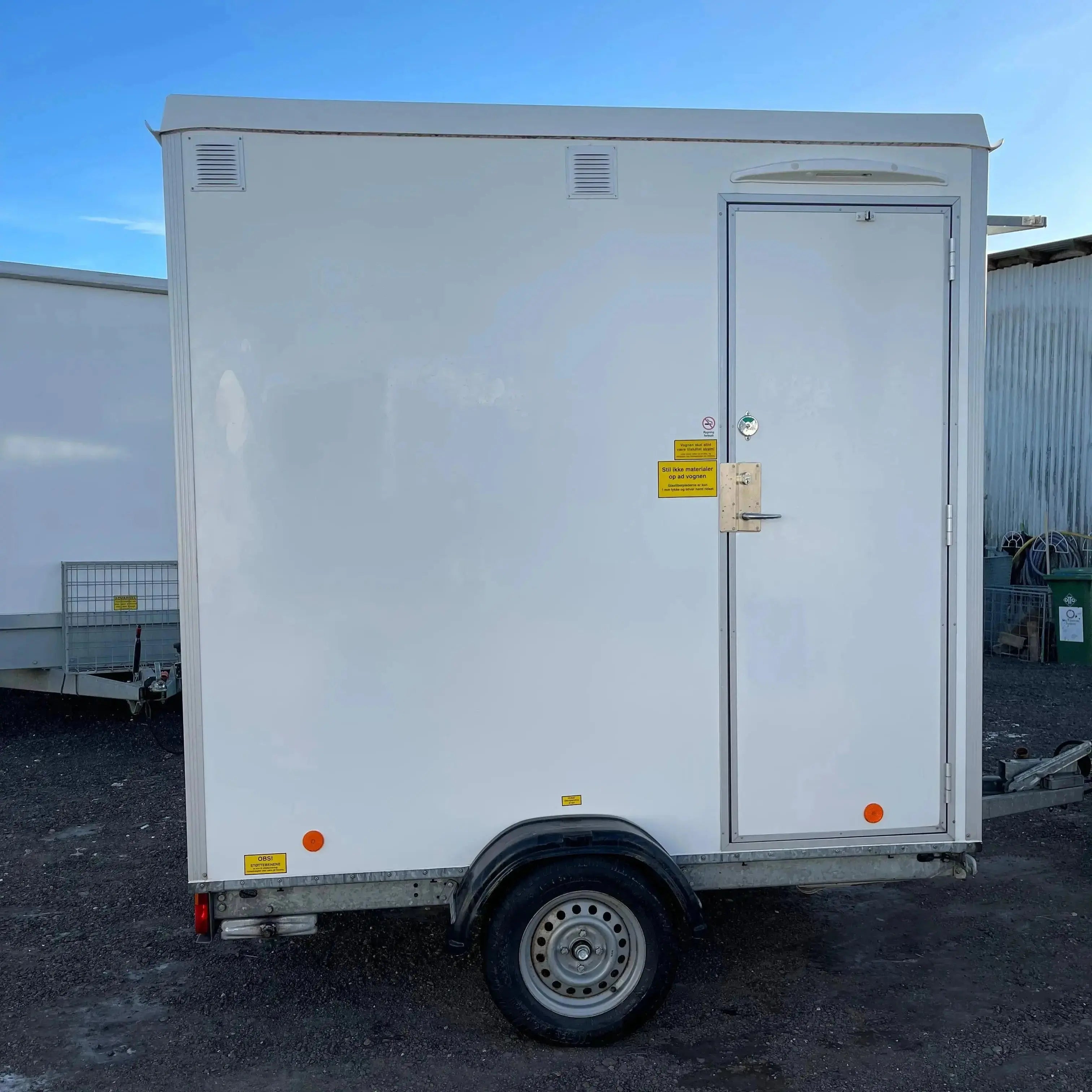 Badmobil 240 - m. kværntoilet-Køb brugte letvogne og skurvogne hos Letvogne.dk – Stort udvalg og hurtig levering