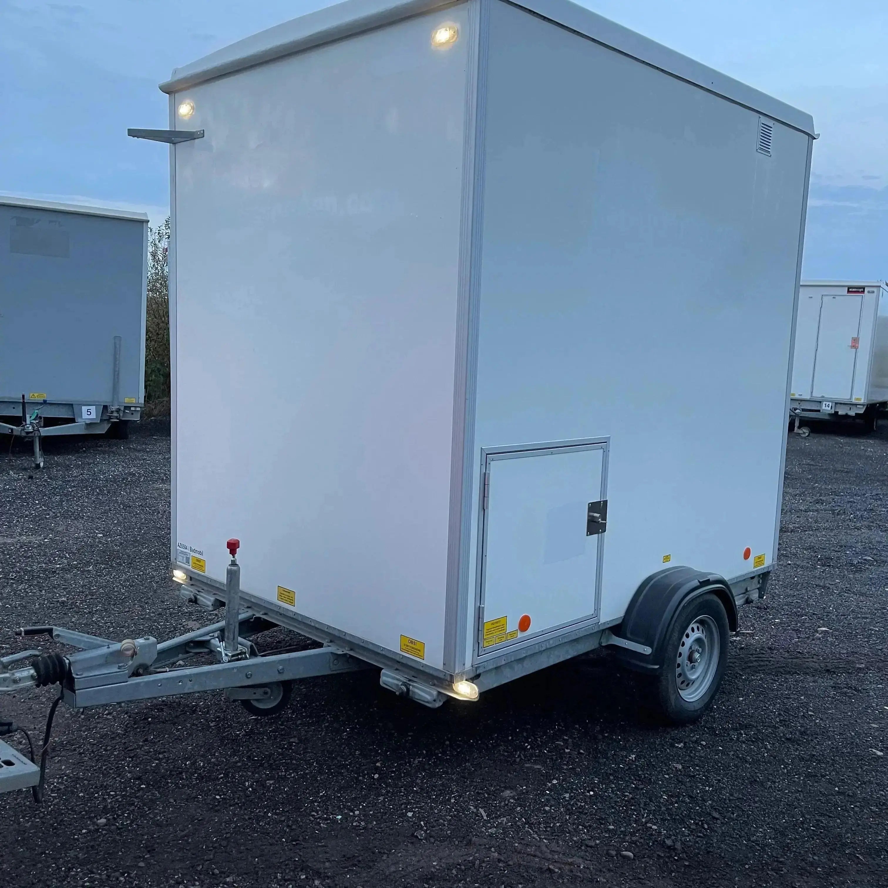 Badmobil 240 - m. kværntoilet-Køb brugte letvogne og skurvogne hos Letvogne.dk – Stort udvalg og hurtig levering