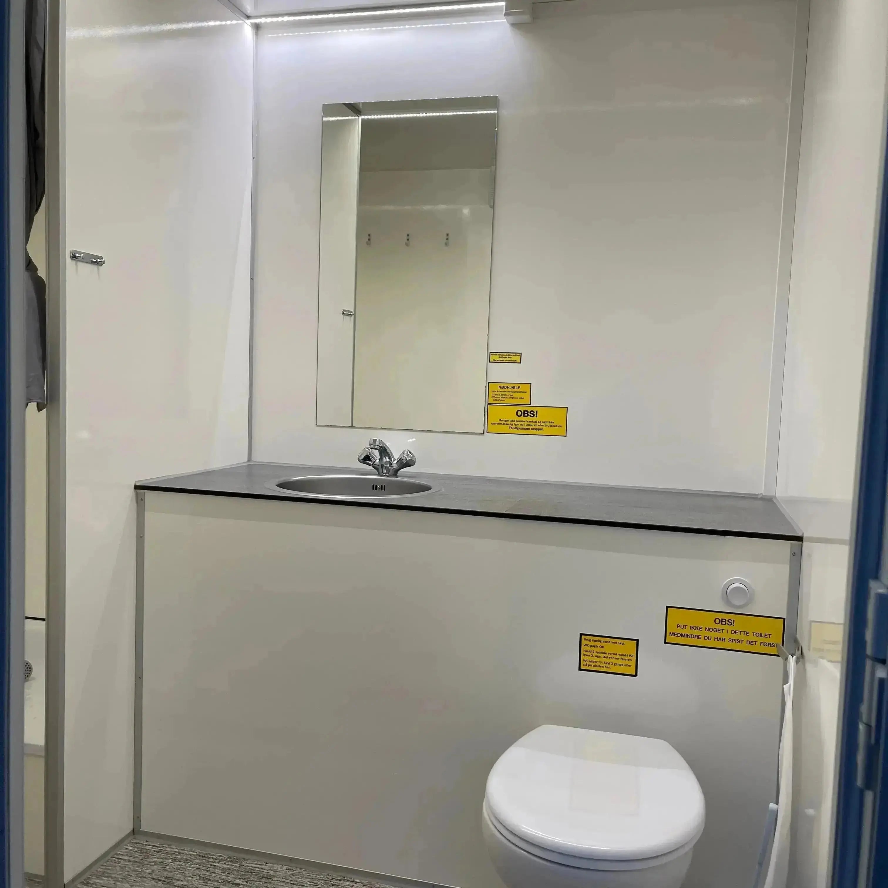 Badmobil 240 - m. kværntoilet-Køb brugte letvogne og skurvogne hos Letvogne.dk – Stort udvalg og hurtig levering
