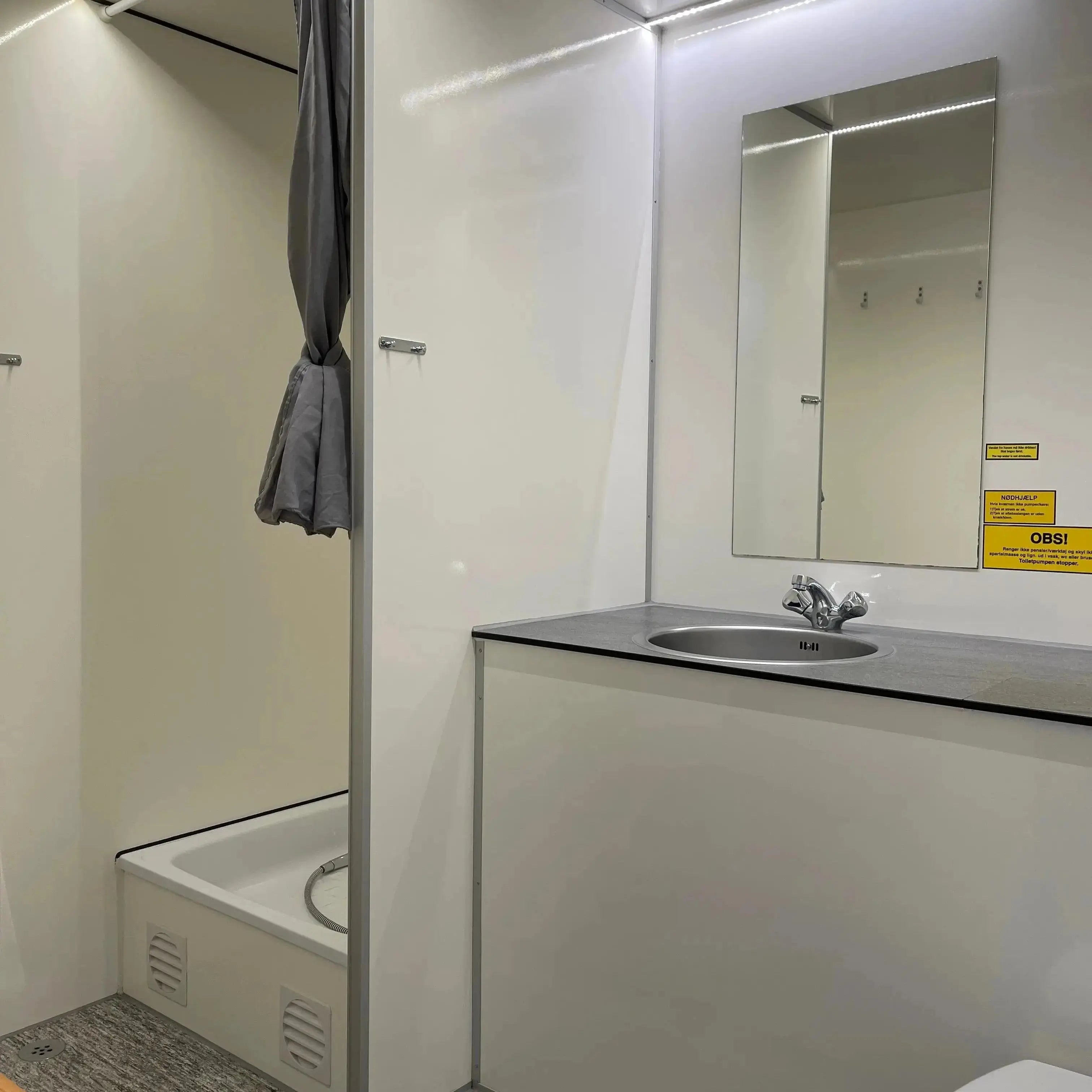 Badmobil 240 - m. kværntoilet-Køb brugte letvogne og skurvogne hos Letvogne.dk – Stort udvalg og hurtig levering