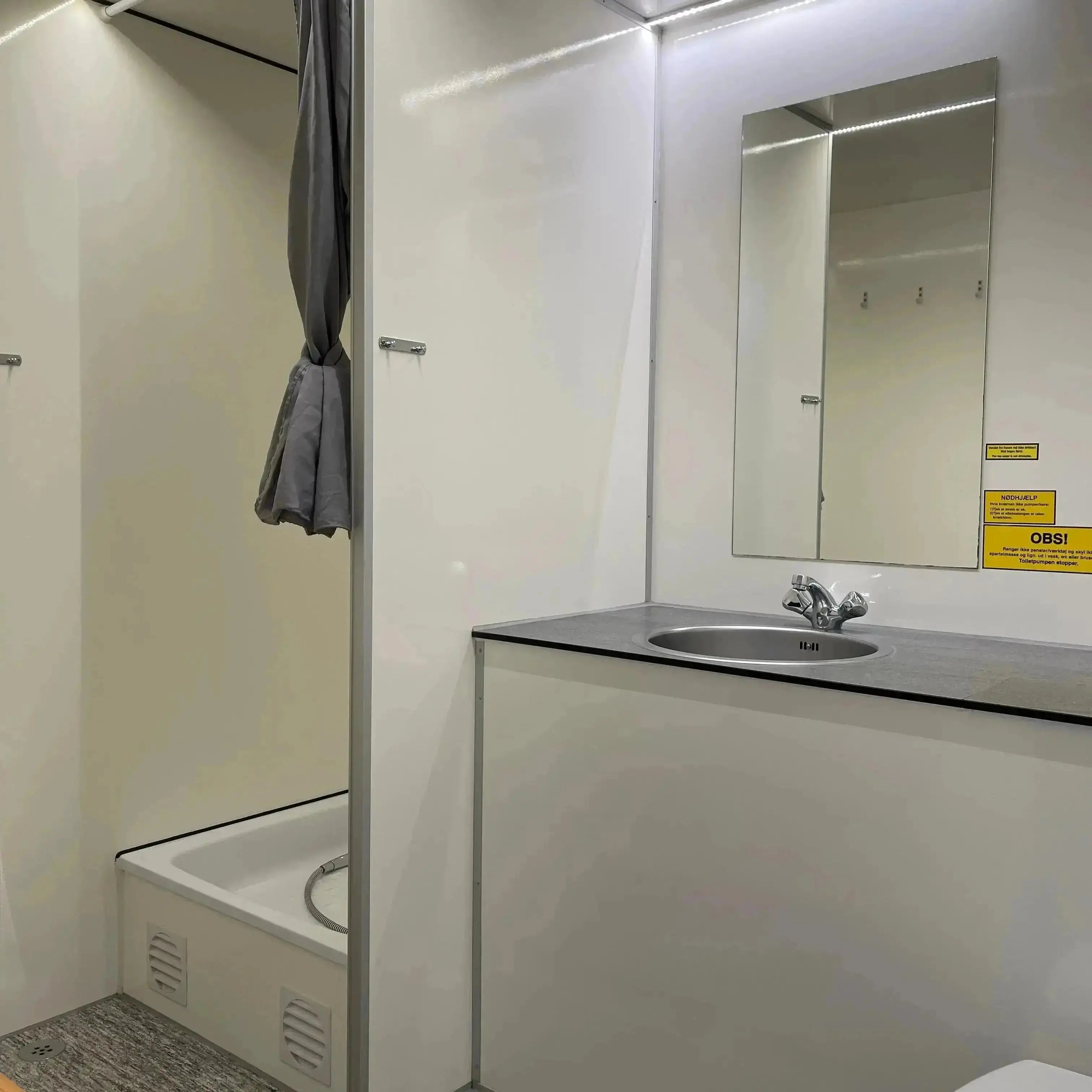 Badmobil 240 - m. kværntoilet-Køb brugte letvogne og skurvogne hos Letvogne.dk – Stort udvalg og hurtig levering
