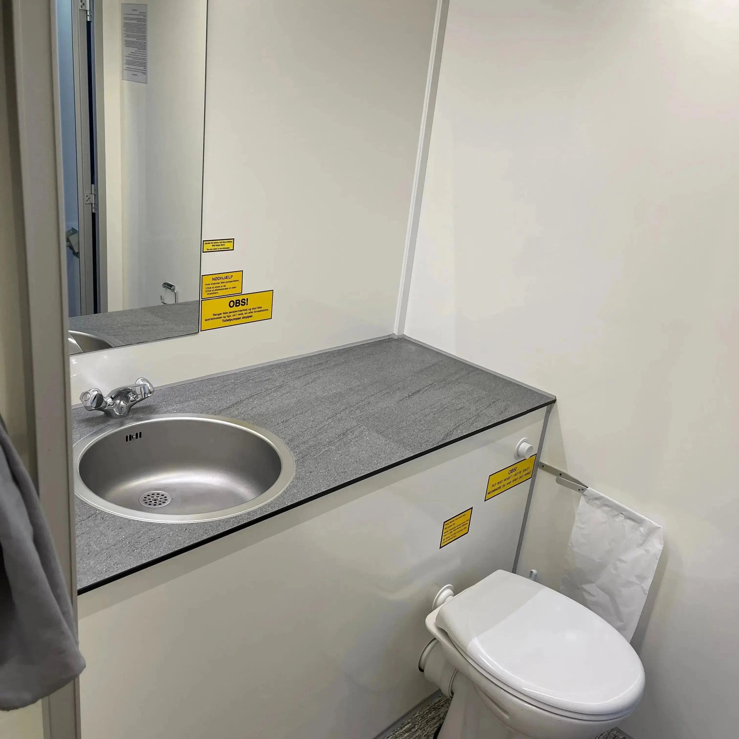 Badmobil 240 - m. kværntoilet-Køb brugte letvogne og skurvogne hos Letvogne.dk – Stort udvalg og hurtig levering