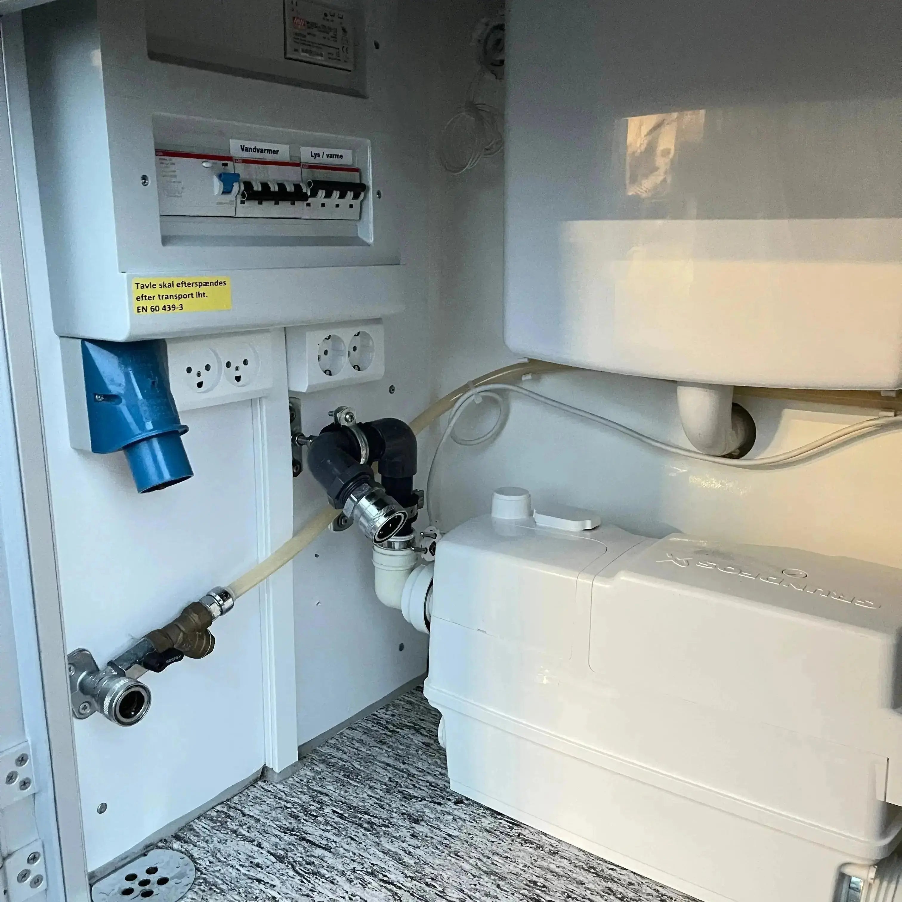 Badmobil 240 - m. kværntoilet-Køb brugte letvogne og skurvogne hos Letvogne.dk – Stort udvalg og hurtig levering