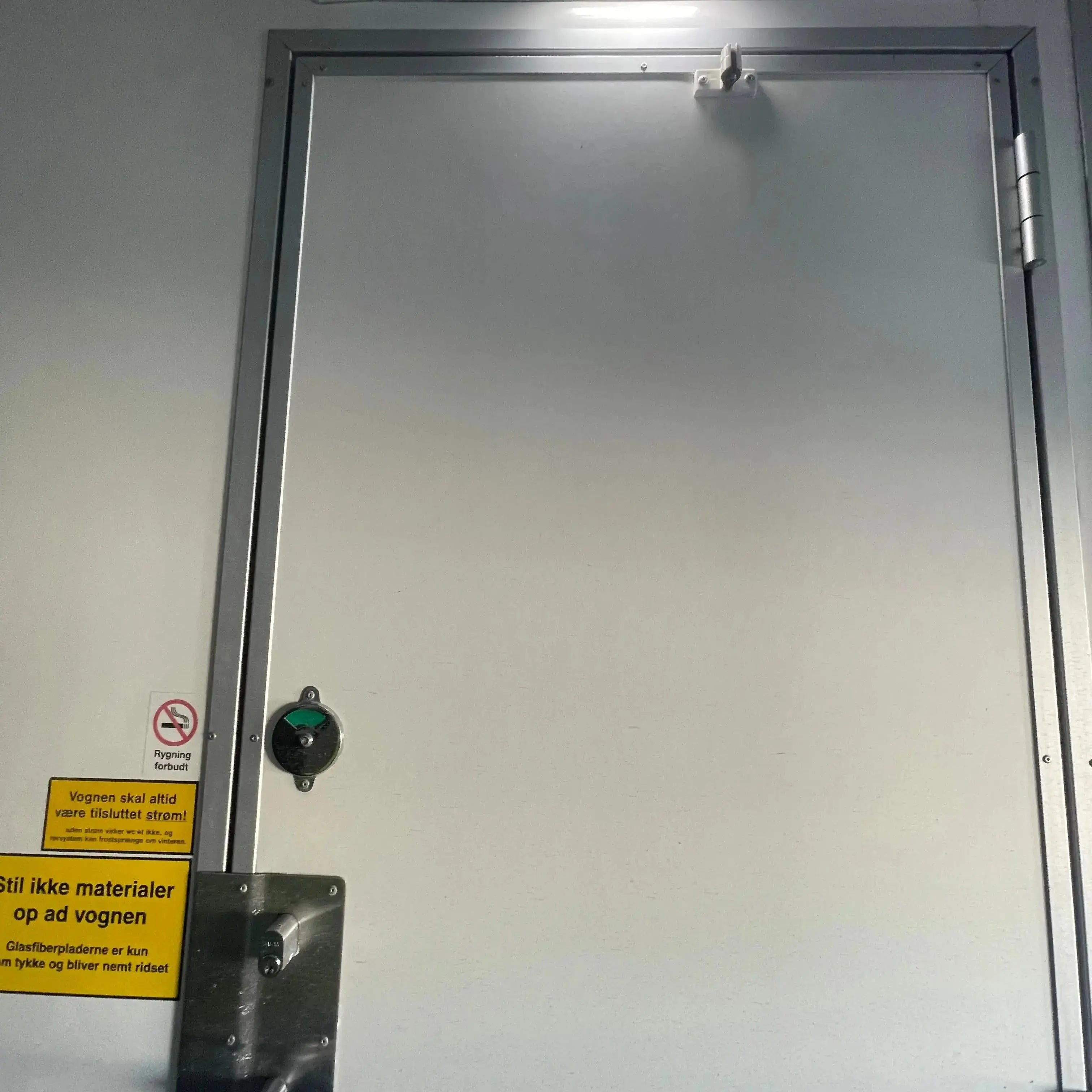 Badmobil 240 - m. kværntoilet-Køb brugte letvogne og skurvogne hos Letvogne.dk – Stort udvalg og hurtig levering