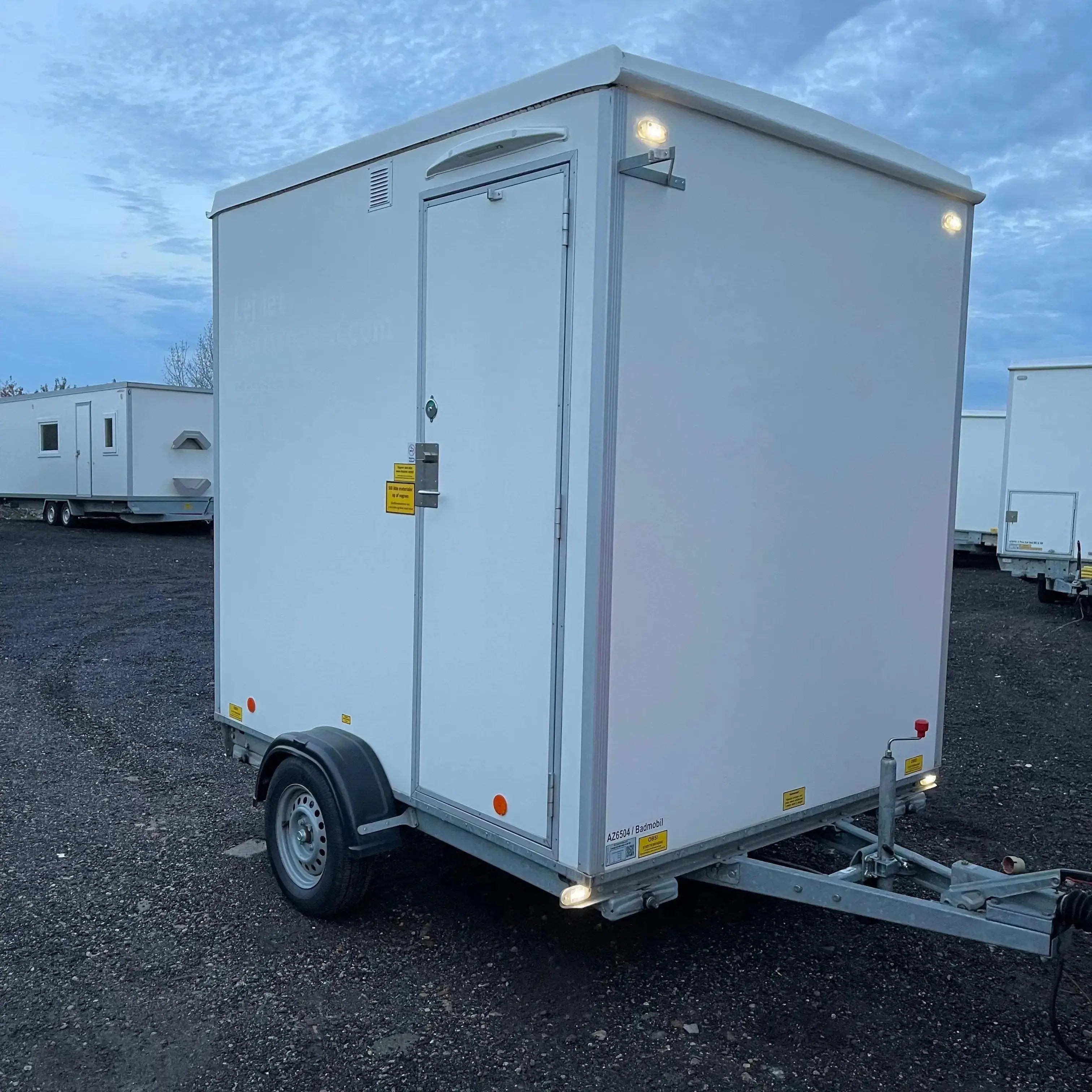 Badmobil 240 - m. kværntoilet-Køb brugte letvogne og skurvogne hos Letvogne.dk – Stort udvalg og hurtig levering