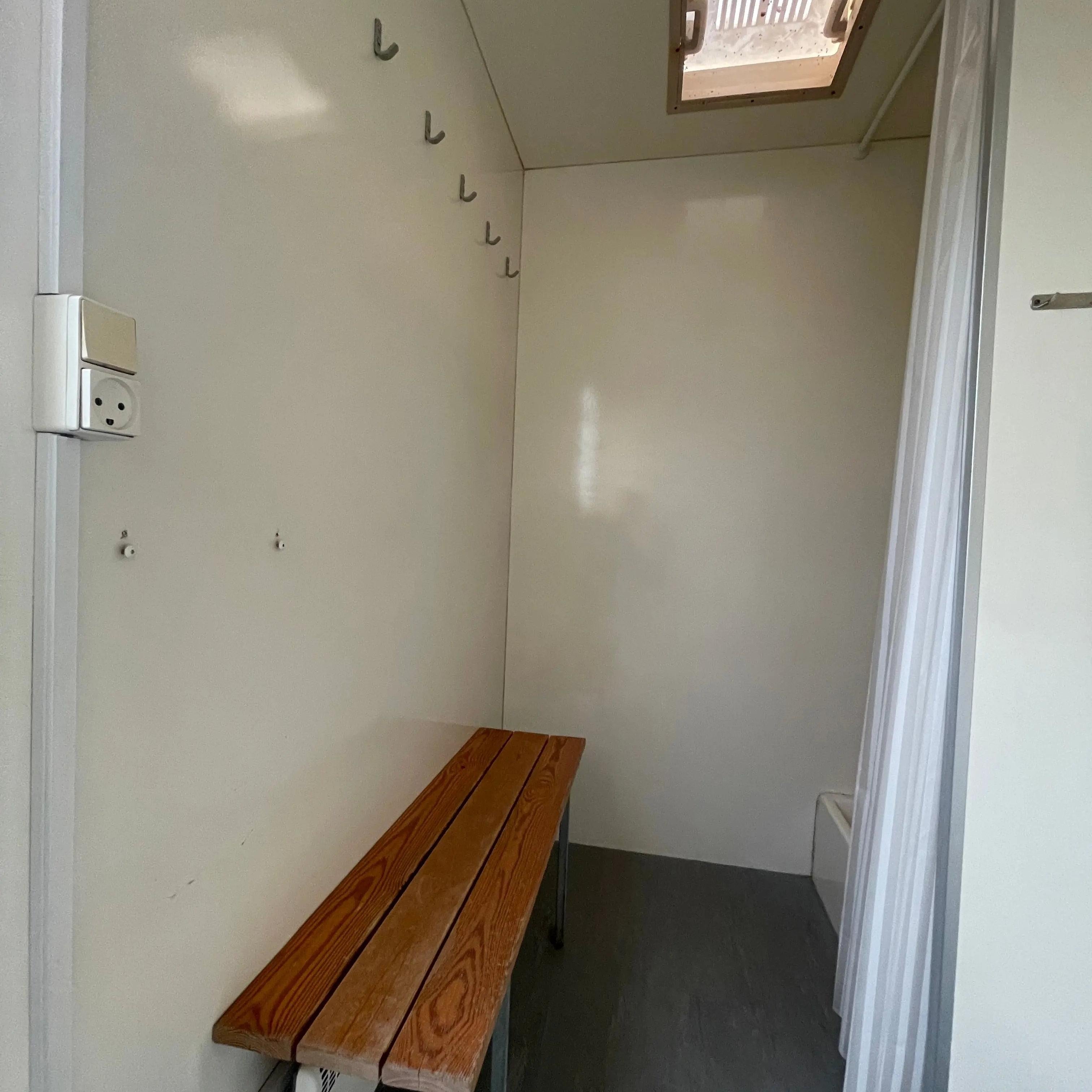 Badmobil - m. kloaktoilet-Køb brugte letvogne og skurvogne hos Letvogne.dk – Stort udvalg og hurtig levering