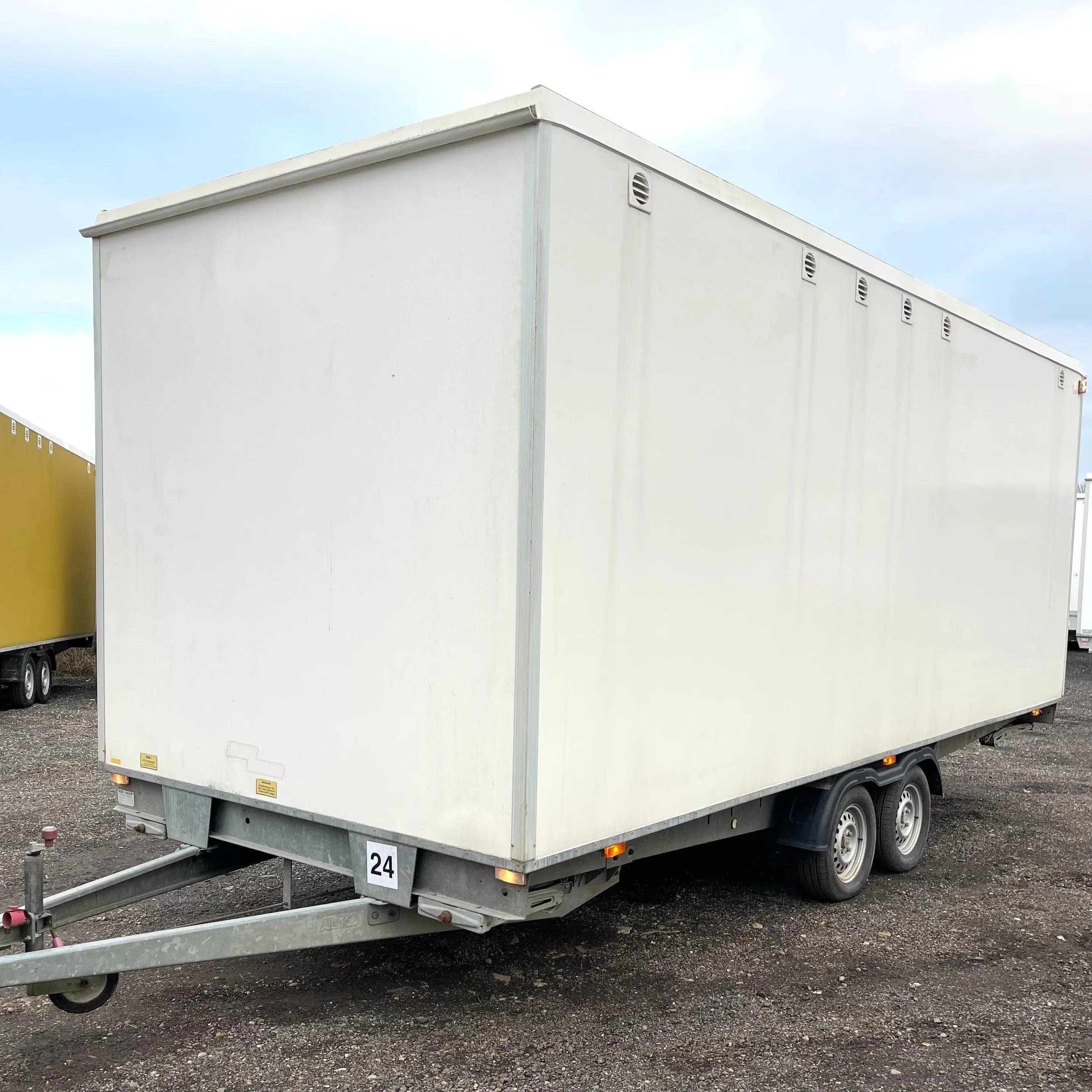 Mandskabsvogn 4 - personers Scanvogn-Køb brugte letvogne og skurvogne hos Letvogne.dk – Stort udvalg og hurtig levering