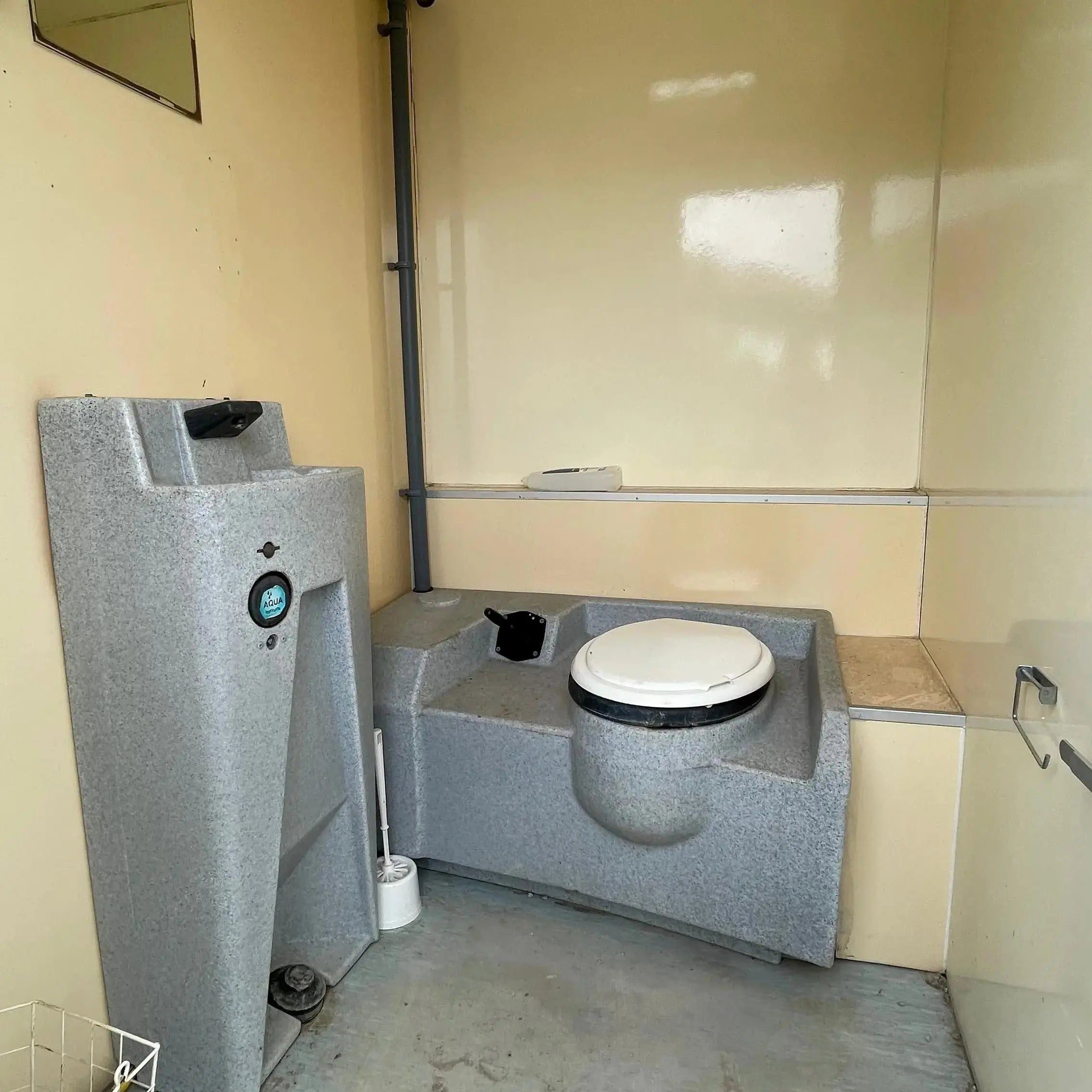 Toiletvogn 240 - 2-i-1 med Tank-Køb brugte letvogne og skurvogne hos Letvogne.dk – Stort udvalg og hurtig levering