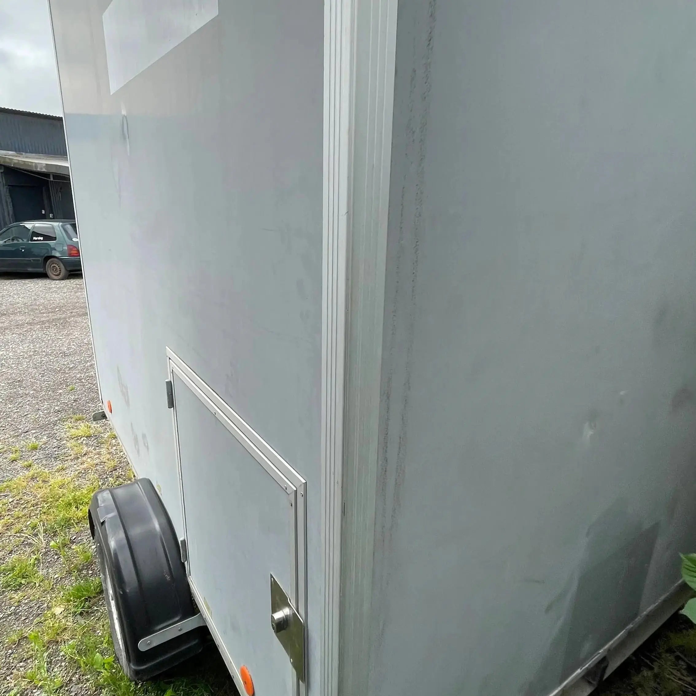 Toiletvogn 240 - 2-i-1 med Tank-Køb brugte letvogne og skurvogne hos Letvogne.dk – Stort udvalg og hurtig levering