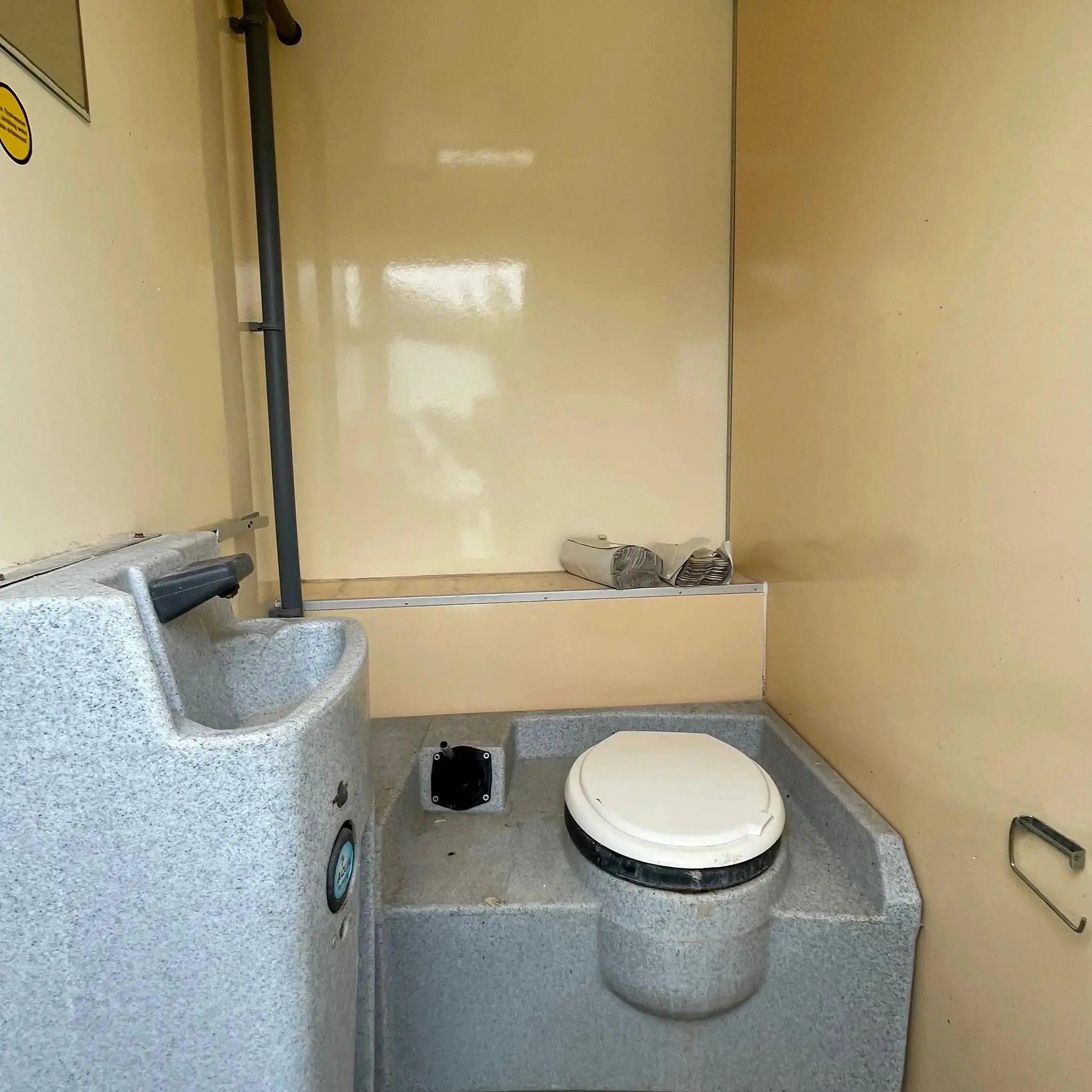 Toiletvogn 240 - 2-i-1 med Tank-Køb brugte letvogne og skurvogne hos Letvogne.dk – Stort udvalg og hurtig levering