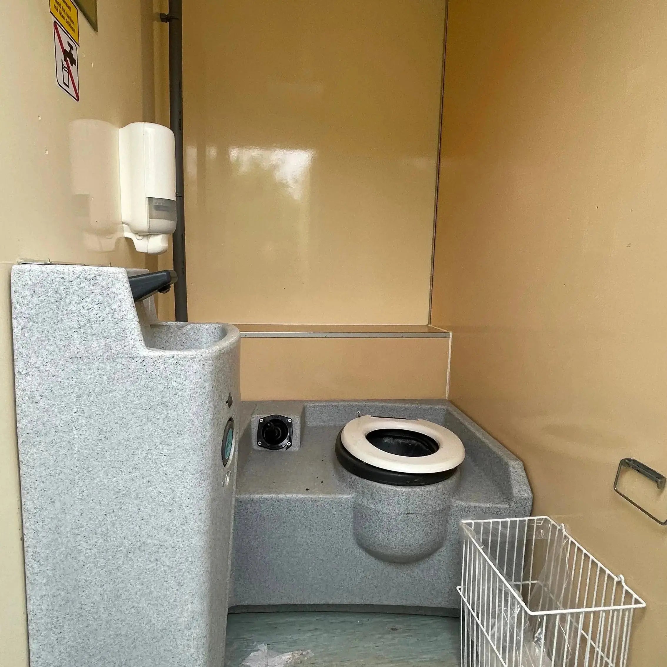 Toiletvogn 240 - 2-i-1 med Tank-Køb brugte letvogne og skurvogne hos Letvogne.dk – Stort udvalg og hurtig levering