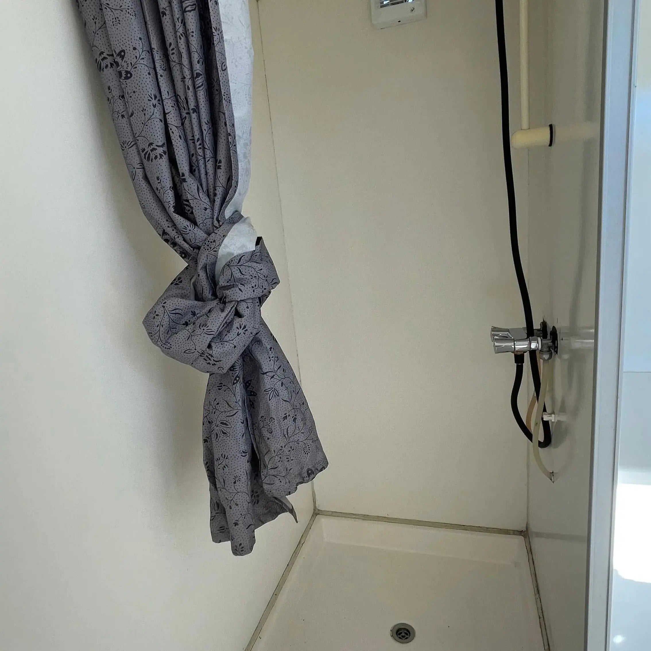 Badmobil 240 - m. kværntoilet-Køb brugte letvogne og skurvogne hos Letvogne.dk – Stort udvalg og hurtig levering