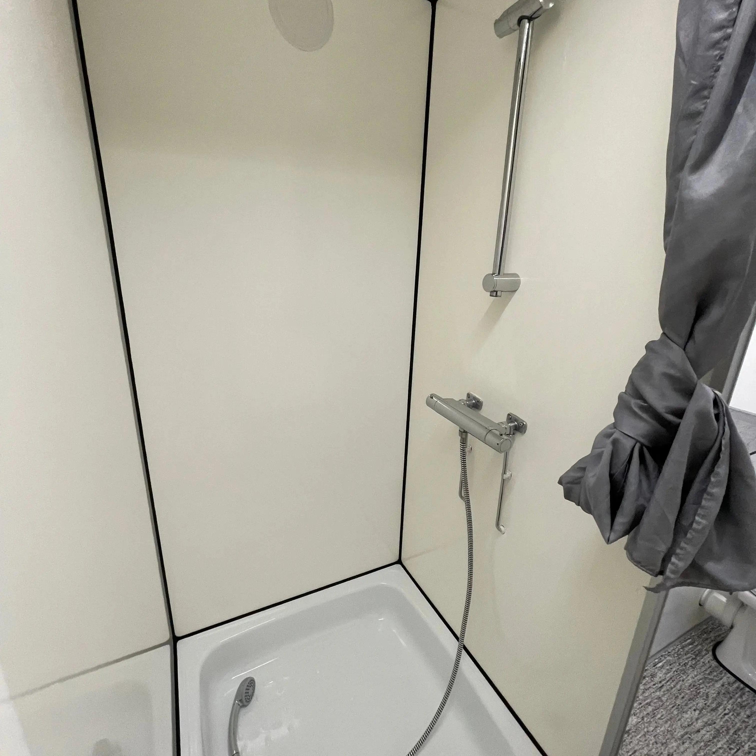 Badmobil 240 - m. kværntoilet-Køb brugte letvogne og skurvogne hos Letvogne.dk – Stort udvalg og hurtig levering