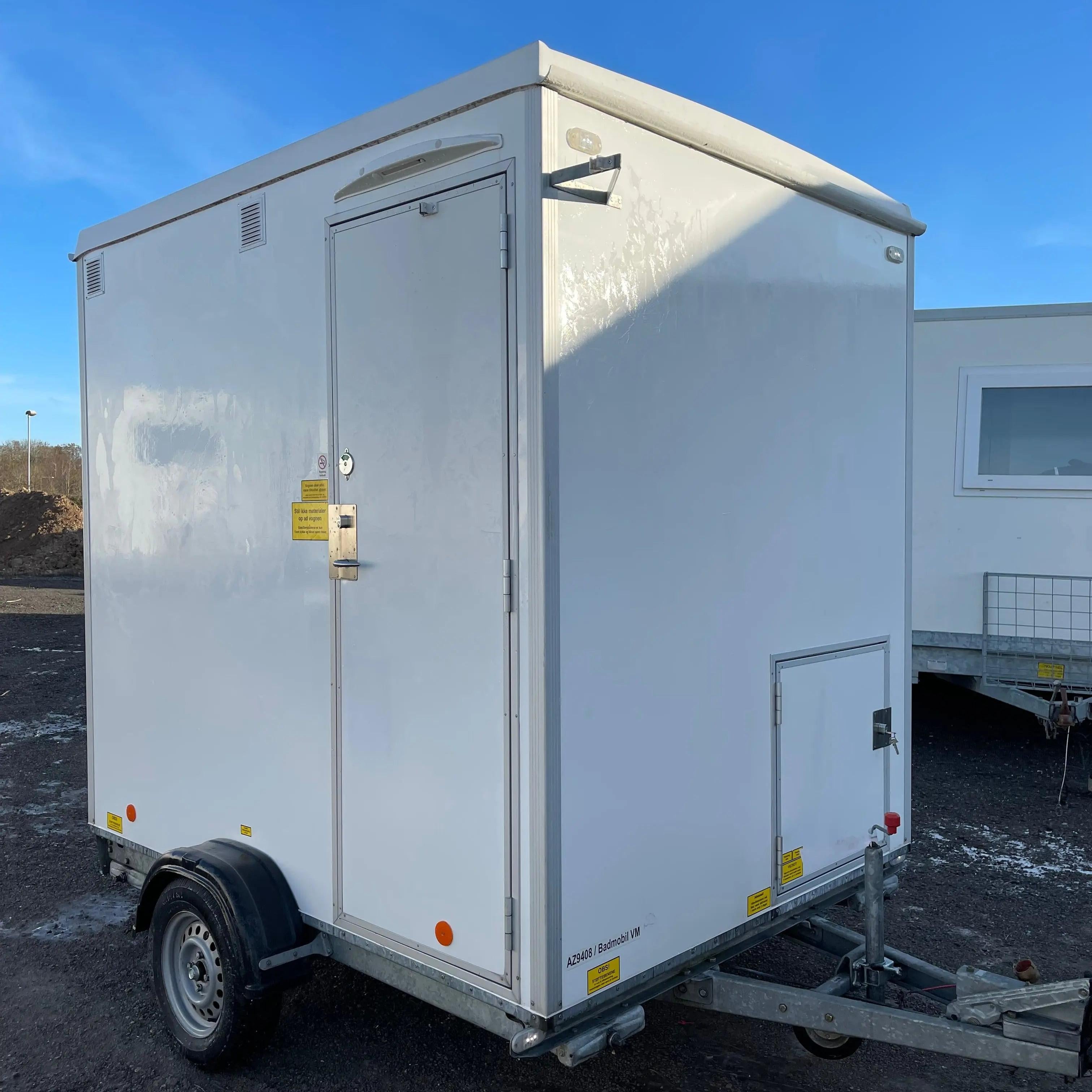 Badmobil 240 - m. kværntoilet-Køb brugte letvogne og skurvogne hos Letvogne.dk – Stort udvalg og hurtig levering