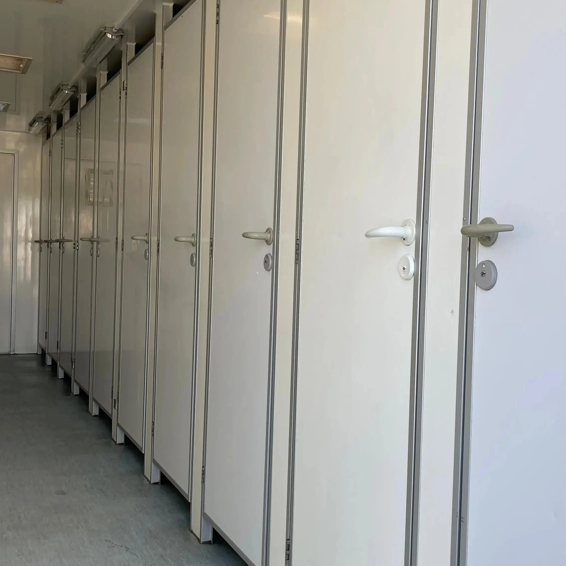 Toiletvogn 10 wc m. kloaktoilet-Køb brugte letvogne og skurvogne hos Letvogne.dk – Stort udvalg og hurtig levering