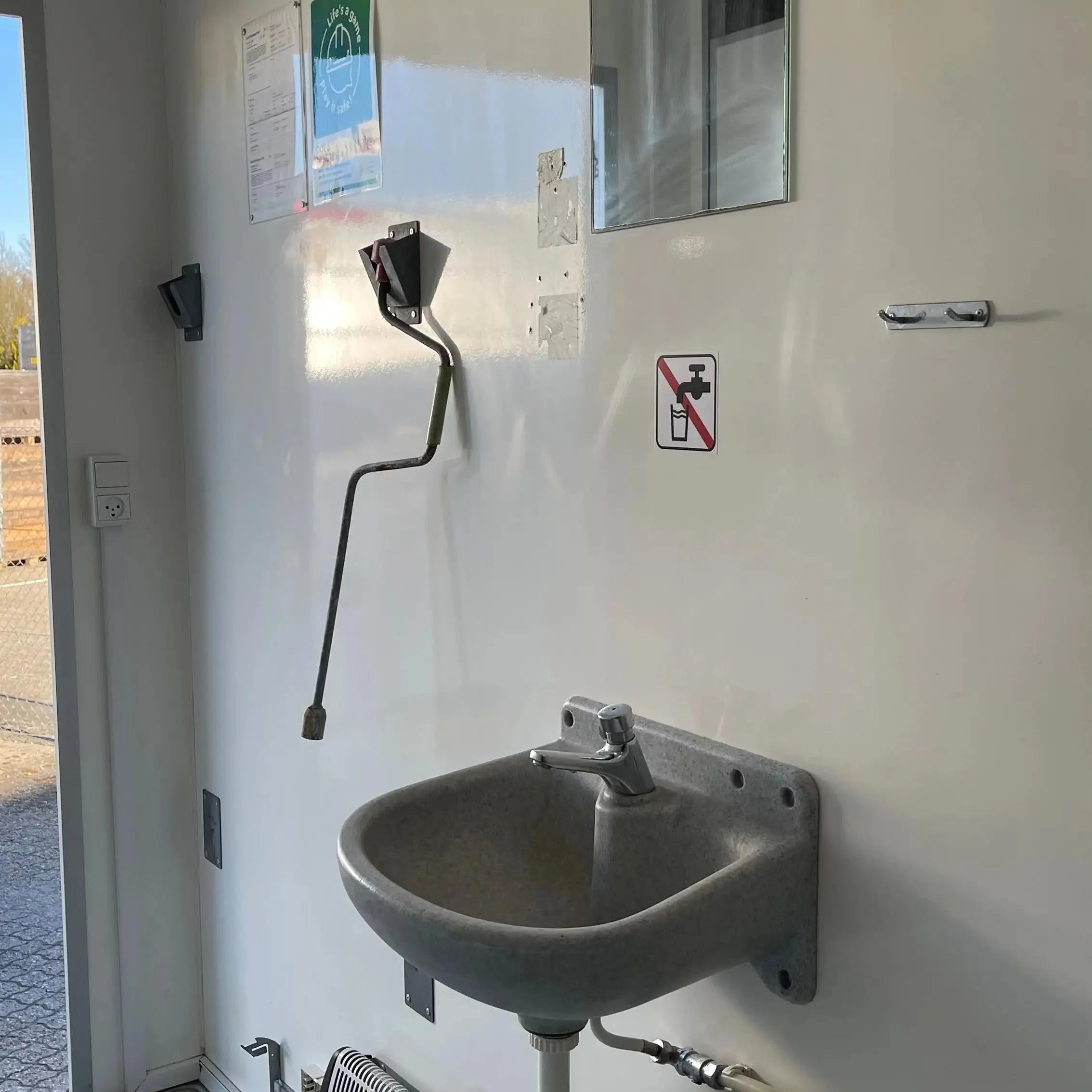 Toiletvogn 10 wc m. kloaktoilet-Køb brugte letvogne og skurvogne hos Letvogne.dk – Stort udvalg og hurtig levering