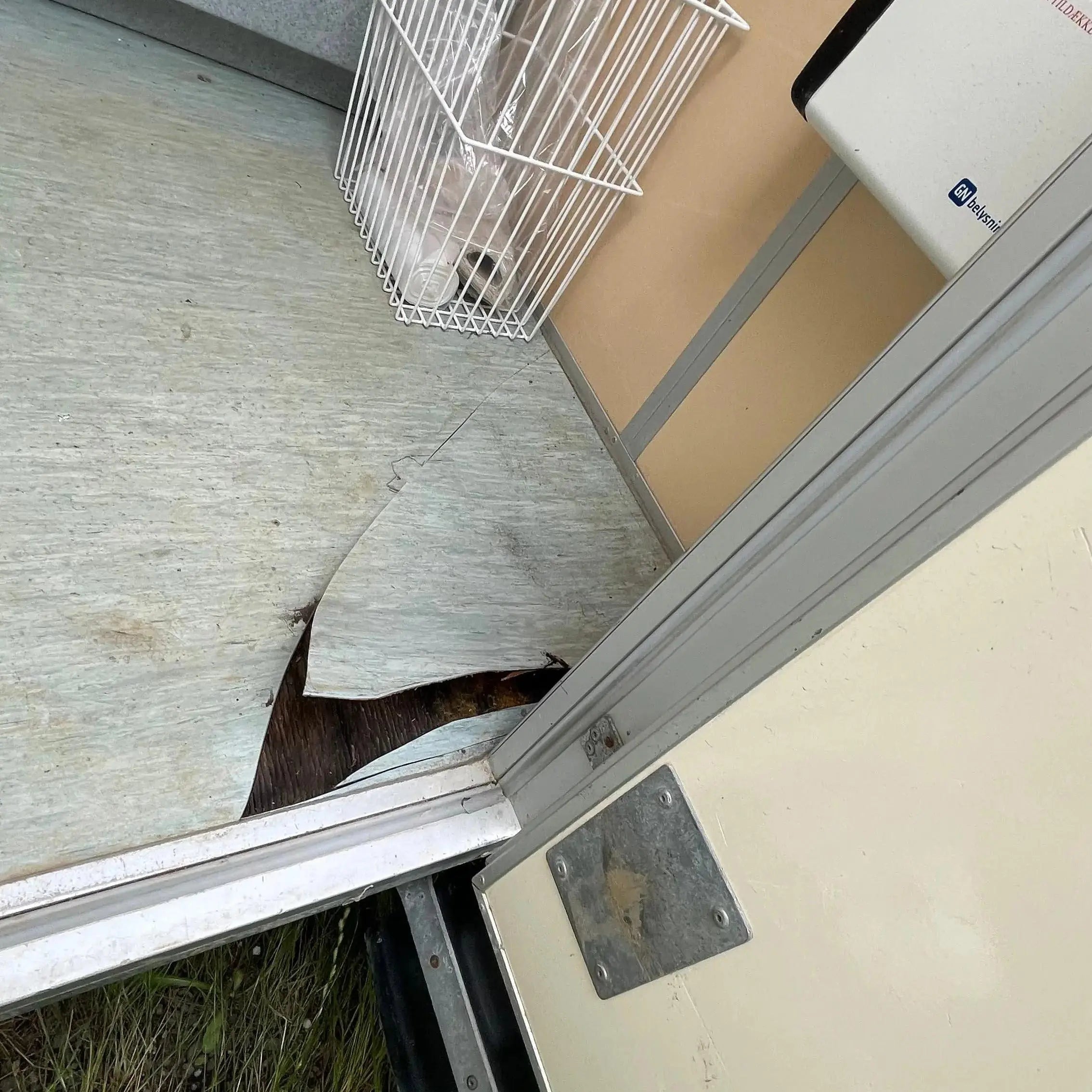 Toiletvogn 240 - 2-i-1 med Tank-Køb brugte letvogne og skurvogne hos Letvogne.dk – Stort udvalg og hurtig levering