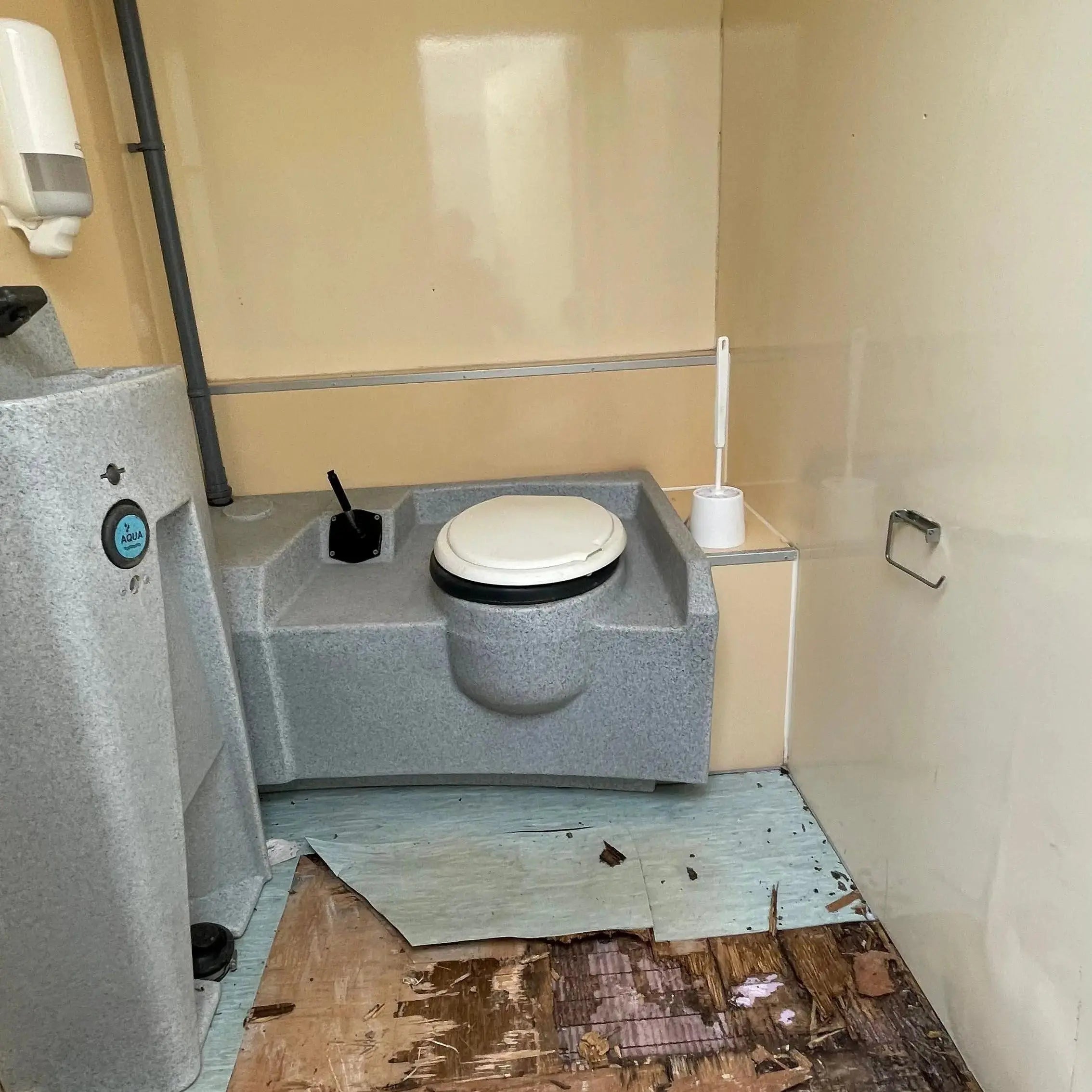 Toiletvogn 240 - 2-i-1 med Tank-Køb brugte letvogne og skurvogne hos Letvogne.dk – Stort udvalg og hurtig levering