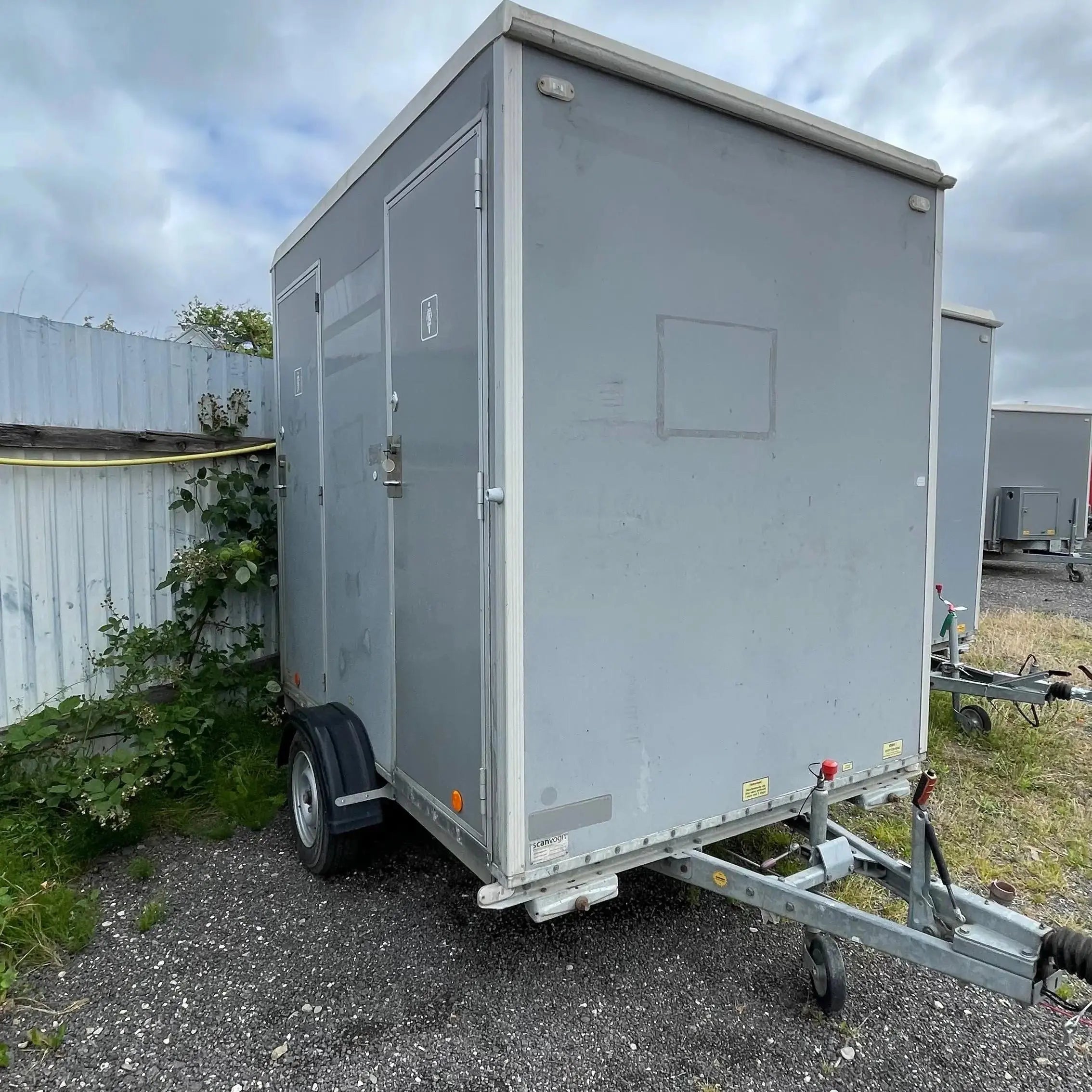 Toiletvogn 240 - 2-i-1 med Tank-Køb brugte letvogne og skurvogne hos Letvogne.dk – Stort udvalg og hurtig levering