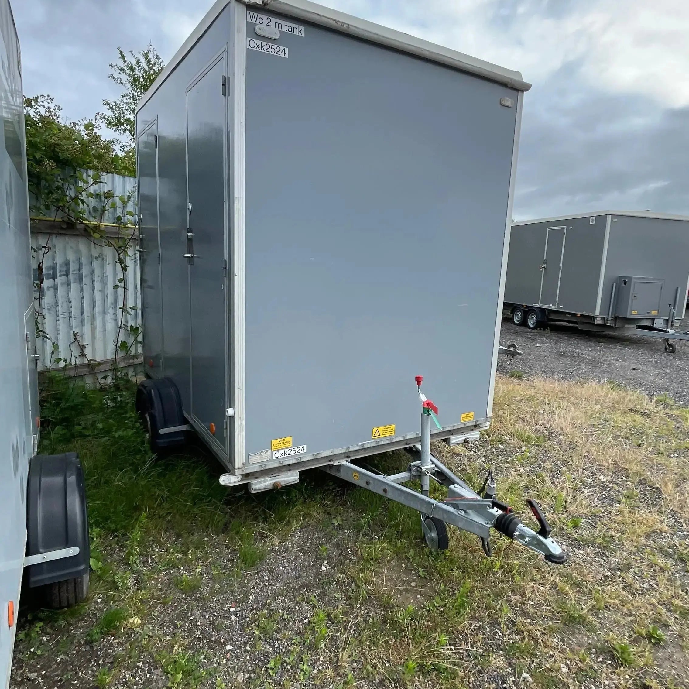 Toiletvogn 240 - 2-i-1 med Tank-Køb brugte letvogne og skurvogne hos Letvogne.dk – Stort udvalg og hurtig levering