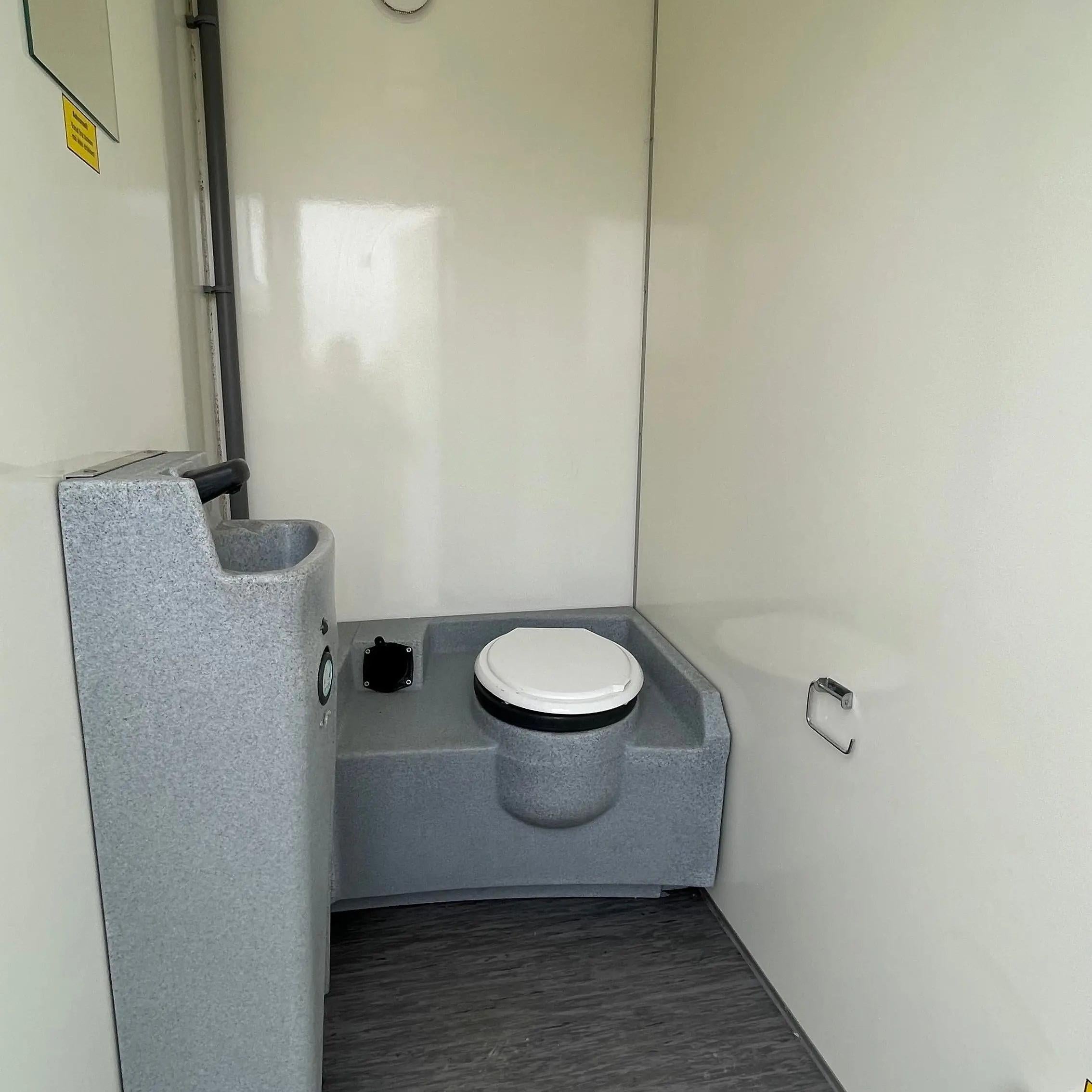 Toiletvogn 2i1 m. Tank - Scanvogn Årgang 2016 Type 240-Køb brugte letvogne og skurvogne hos Letvogne.dk – Stort udvalg og hurtig levering